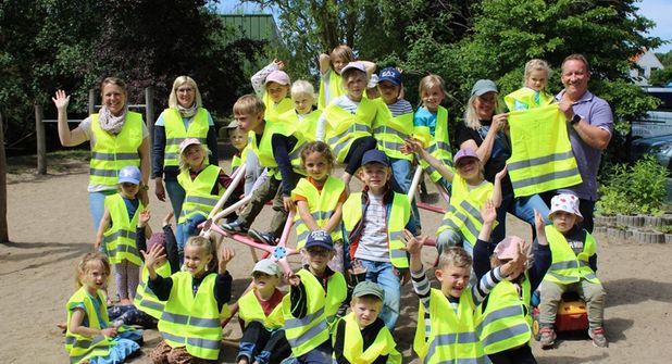 Mit den neuen Warnwesten können die Kinder bei Ausflügen und Spaziergängen gut sichtbar und sicher unterwegs sein.