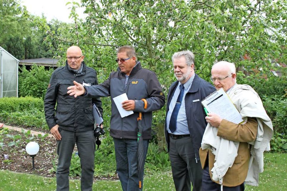 Erklärung im Garten: Rolf Schaper (2. v. lks.) mit Martin Breidbach (lks.) und Dr. Wolfgang Preibisch (re.) aus der Jury sowie Bürgermeister Rainer Holtz.
