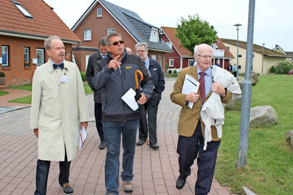 Vorsitzender Siedlergemeinschaft Bliesdorf Rolf Schaper (Mi.) beim Rundgang mit den Jurymitgliedern Dr. Wolfgang Preibisch (re.) und Heinrich Rose (lks.).