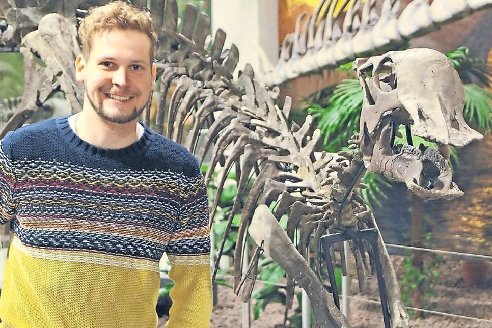 Dr. Christian Nyhuis und der Entenschnabeldinosaurier (Bild: ©Galileo Wissenswelt).