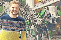 Dr. Christian Nyhuis und der Entenschnabeldinosaurier (Bild: ©Galileo Wissenswelt).