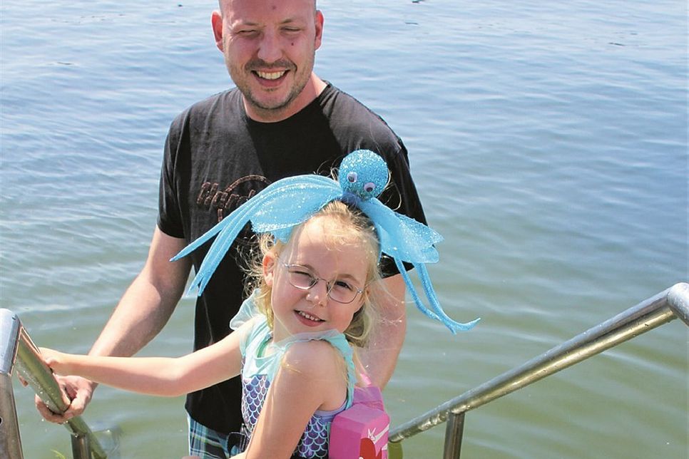 Elly Lou (5) mit ihrem Vater.