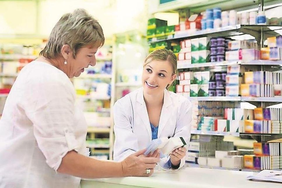 Der Umgang mit anderen Menschen macht den Beruf einer Pharmazeutisch-technischen Assistentin besonders reizvoll. Foto: djd/Linda AG/Getty Images/PeopleImages.com.