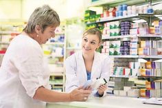 Der Umgang mit anderen Menschen macht den Beruf einer Pharmazeutisch-technischen Assistentin besonders reizvoll. Foto: djd/Linda AG/Getty Images/PeopleImages.com.