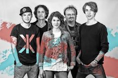 „Steam“, das sind Leonie und ihre vier Männer - alle sind Vollblutmusiker, die jeweils mehrere Instrumente beherrschen.  (Foto @Jens Hannemann)