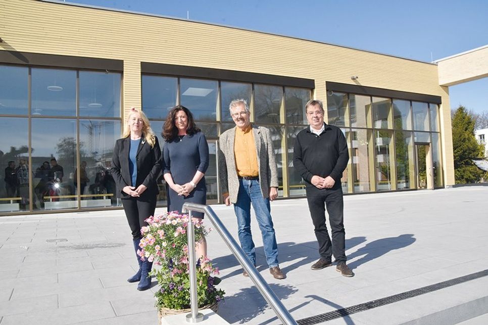 Bürgervorsteherin Renate Sonntag (von links), Bürgermeisterin Bettina Schäfer, Dorfvorsteher Helmut Kurth und Architekt Uwe Witaszak vor dem neuen Haffhuus im Haffwiesenpark von Haffkrug.