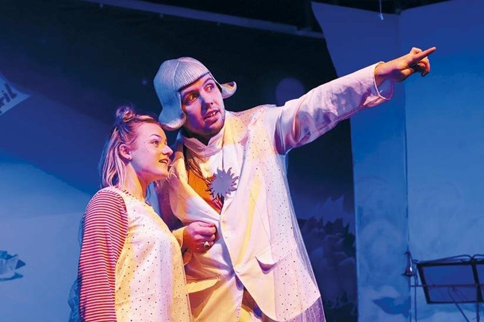 Das Theaterstück „Der kleine Tag“ dauert zirka 70 Minuten und ist für Kinder ab vier Jahren geeignet.