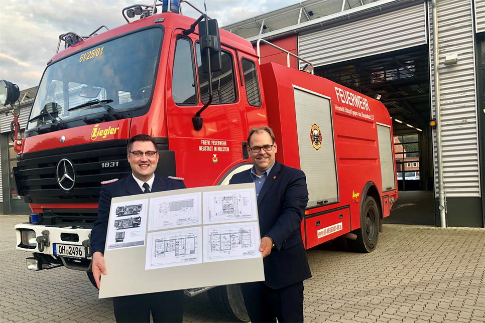 Bürgermeister Spieckermann und Stadtwehrführer Wengelewski mit den Entwürfen zu dem neuen Fahrzeug.