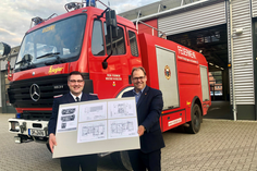 Bürgermeister Spieckermann und Stadtwehrführer Wengelewski mit den Entwürfen zu dem neuen Fahrzeug.