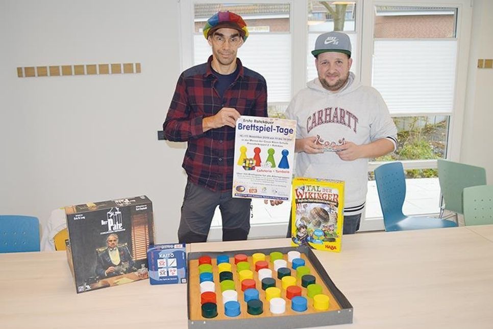 Wie hier im vergangenen Jahr wollten Patrick Bohle (re., Jugendarbeit Ratekau) und Brettspiel-Fachmann Romain Leroyer („Ostseeanimation“) zu den „Ratekauer Brettspieltagen“ in die Cesar-Klein-Schule einladen. Pandemiebedingt mussten sie jedoch umplanen.