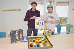 Wie hier im vergangenen Jahr wollten Patrick Bohle (re., Jugendarbeit Ratekau) und Brettspiel-Fachmann Romain Leroyer („Ostseeanimation“) zu den „Ratekauer Brettspieltagen“ in die Cesar-Klein-Schule einladen. Pandemiebedingt mussten sie jedoch umplanen.