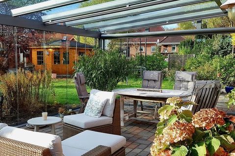 Das moderne, schlichte Design und die großen Glaselemente sorgen für einen unverbauten Blick in den Garten.