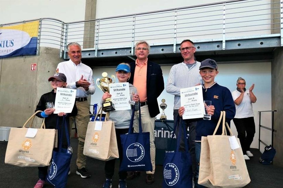 Sieger in der Klasse Opti B wurden (v. lks.): Karolina Schlaefer (3. Platz), Lena Hackmann (1. Platz) und Emil Espel (2. Platz). Es gratulierten Oliver Seiter (ancora Marina; v. lks.), Oliver Zarndt (Arborea Resort) und Philip Ismar (NSV).