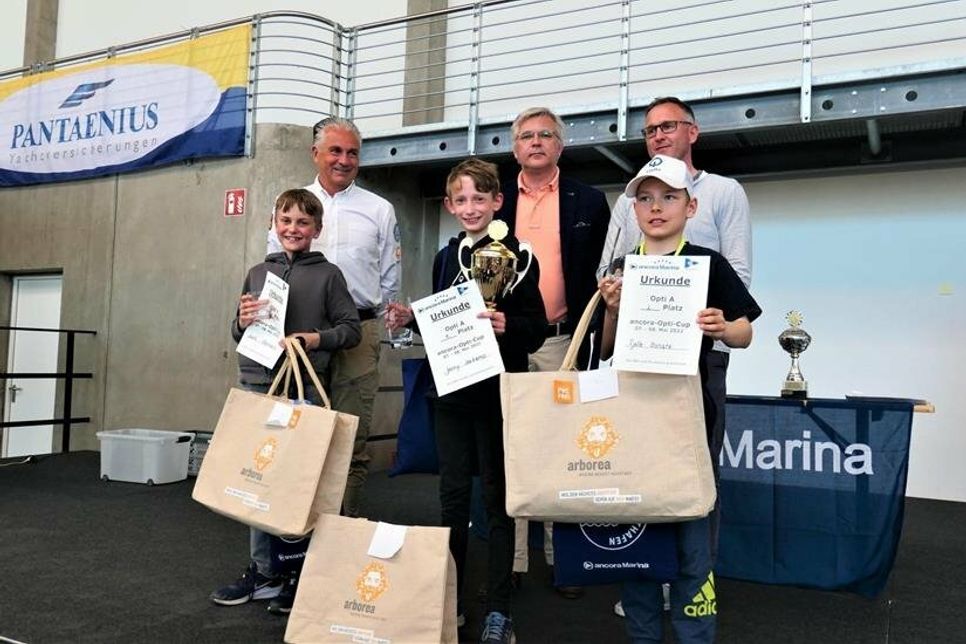 Sieger in der Klasse Opti A wurden (v. lks.): Jacob Ottmann (3. Platz), Jonny Seekamp (1. Platz) und Tjelle Bonatz (2. Platz).