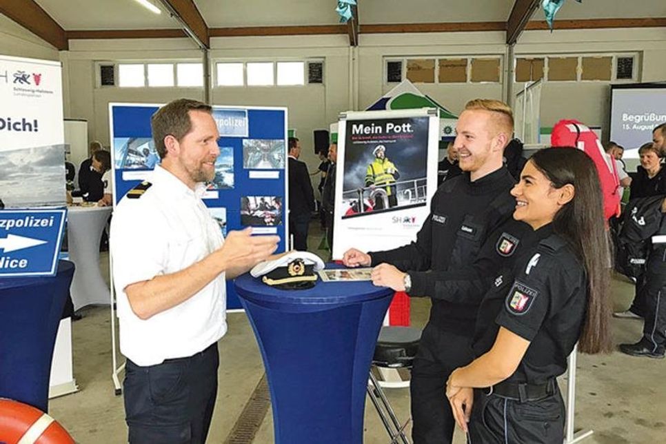 Einstellungsberater Mathias Willerscheidt (li.) informierte die jungen Kollegen Stefan Kuhlmann und Selin Defli über die Arbeit bei der Wasserschutzpolizei.