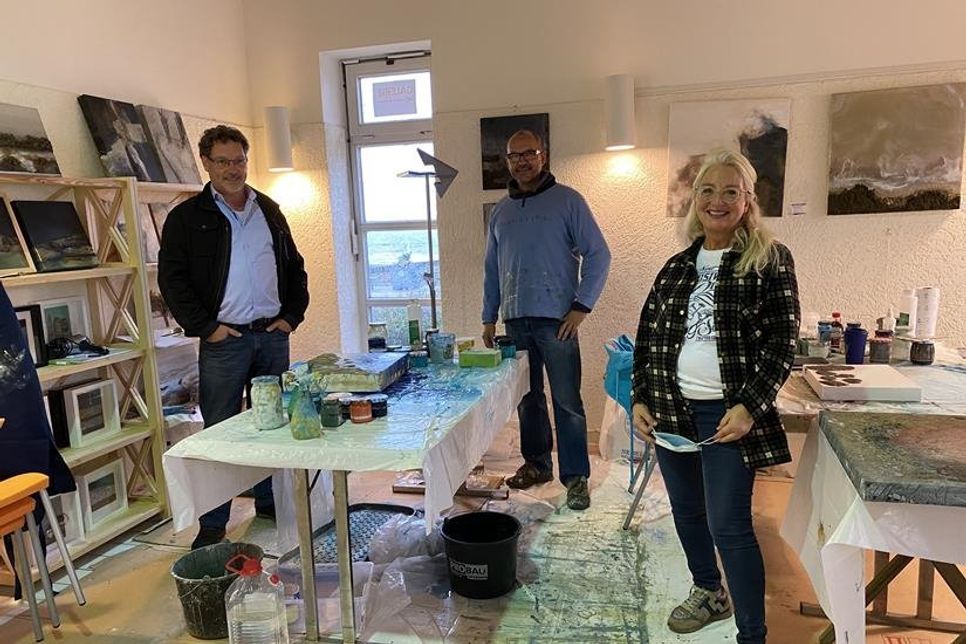 Raymond Kiesbye, Carsten Westphal und Regine Kasper (v. lks.) sind von den Ergebnissen der Bilder begeistert.