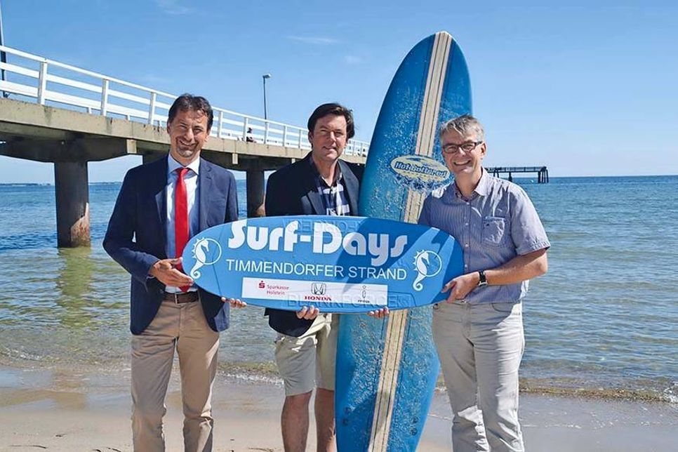 Volker Schinkewitz von der Sparkasse Holstein (von links), Veranstalter Thilo Trefz und Dietmar Schindowski von innogy freuen sich auf die „Surf-Days 2017“ in Timmendorfer Strand.