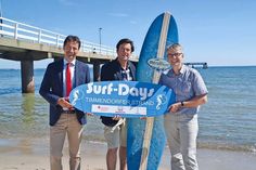 Volker Schinkewitz von der Sparkasse Holstein (von links), Veranstalter Thilo Trefz und Dietmar Schindowski von innogy freuen sich auf die „Surf-Days 2017“ in Timmendorfer Strand.