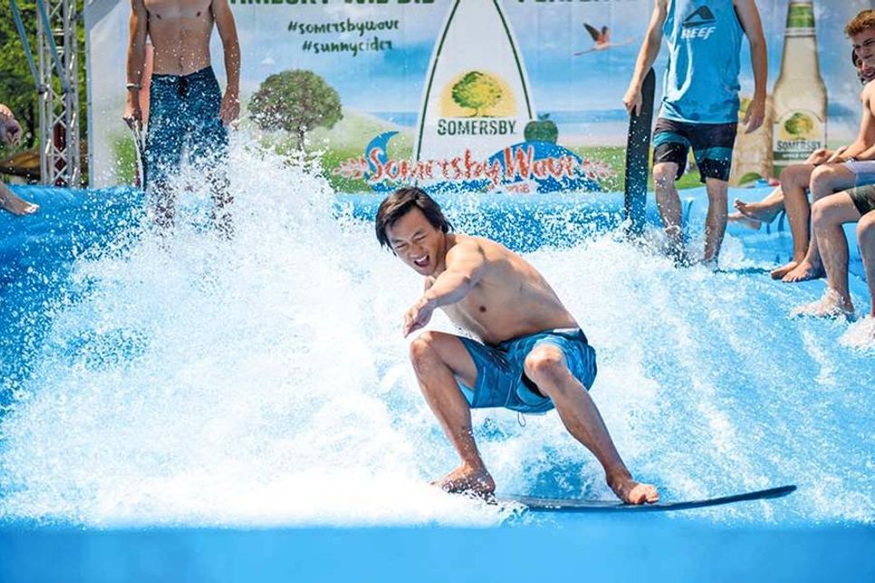 Das ist die „perfekte Welle“: Die mobile Surf-Anlage der „Surf-Days“ macht ab Donnerstag in Timmendorfer Strand Station. (Foto: Brand Guides/Lars Jacobsen)