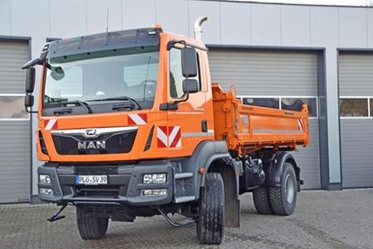 Der neue Kipper am Bauhof in Ascheberg – hier ist der Fuhrpark des Verbandes seit 2017 untergebracht.