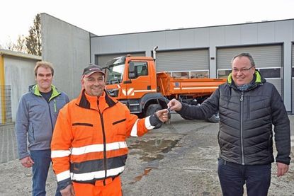 Neuer Lkw im Dienst des Schwarzdeckenunterhaltungsverbandes: (v. l.) Verbandsingenieur Matthias Münter, Lkw-Fahrer Peter Pomerening und Verbandsvorsitzender Lutz Schlünsen trafen sich zur offiziellen Schlüsselübergabe.