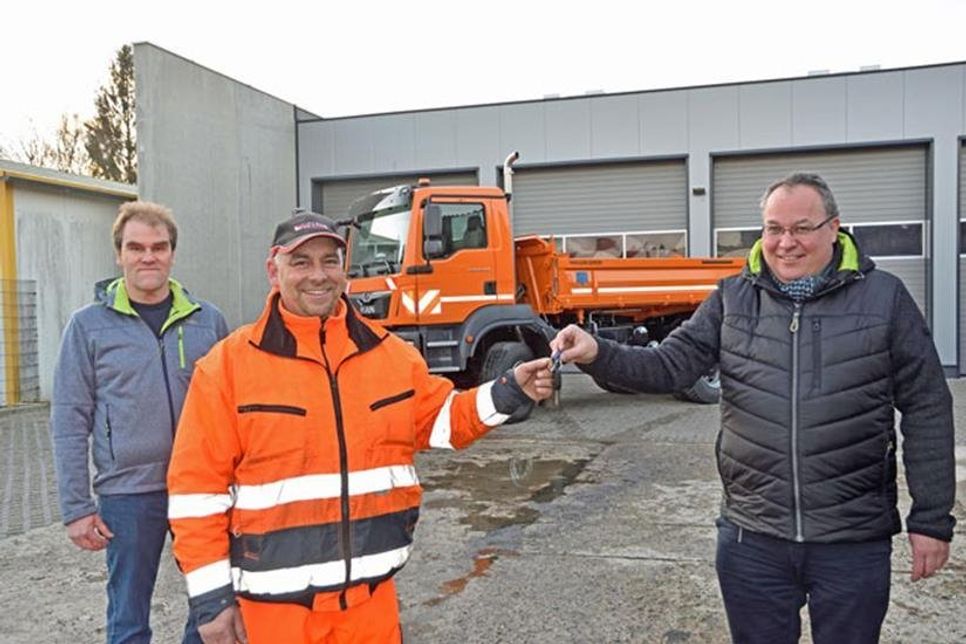 Neuer Lkw im Dienst des Schwarzdeckenunterhaltungsverbandes: (v. l.) Verbandsingenieur Matthias Münter, Lkw-Fahrer Peter Pomerening und Verbandsvorsitzender Lutz Schlünsen trafen sich zur offiziellen Schlüsselübergabe.