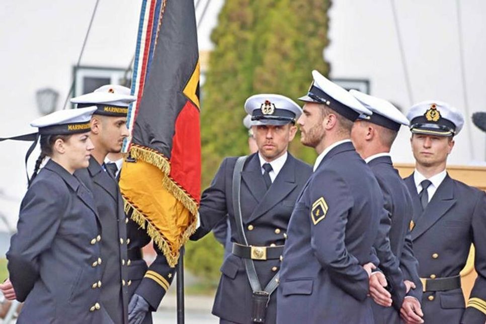 Stellvertretend für ihre Kameraden leistet eine Abordnung aus den Reihen der zu vereidigenden Rekruten den Fahneneid.