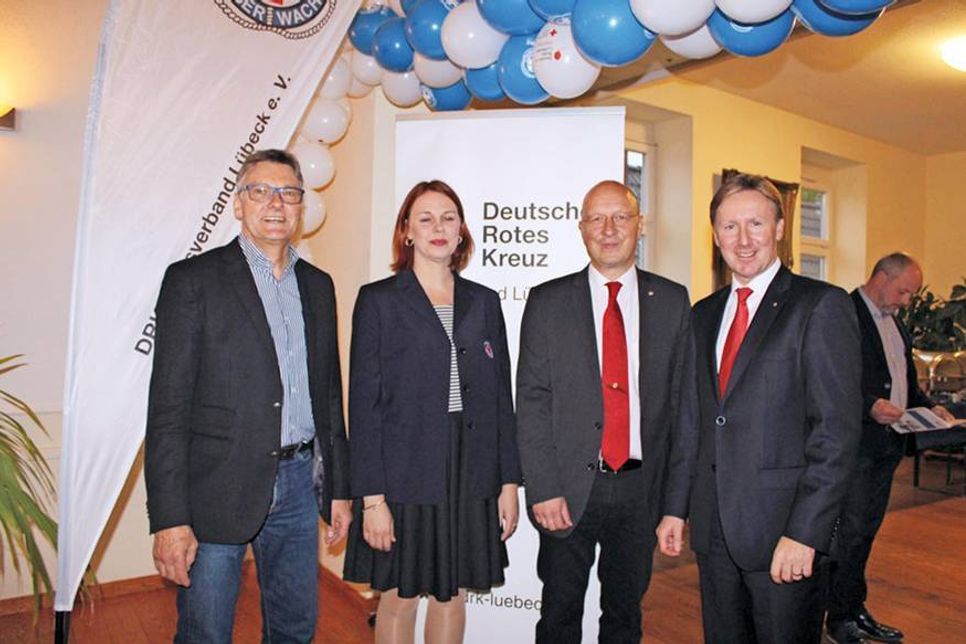 Der Vizepräsident des DRK Lübeck, Bernd Möller (von links), die stellvertretende Kreiswasserwachtsleiterin Lübeck, Cindy Schmitz, der Geschäftsführer des DRK Lübeck, Stefan Krause, und der Präsident des DRK Lübeck, Oliver Saggau, beim Festakt in Travemünde. (Foto: DRK-Wasserwacht)