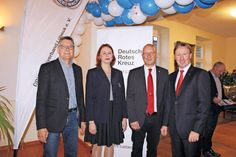 Der Vizepräsident des DRK Lübeck, Bernd Möller (von links), die stellvertretende Kreiswasserwachtsleiterin Lübeck, Cindy Schmitz, der Geschäftsführer des DRK Lübeck, Stefan Krause, und der Präsident des DRK Lübeck, Oliver Saggau, beim Festakt in Travemünde. (Foto: DRK-Wasserwacht)