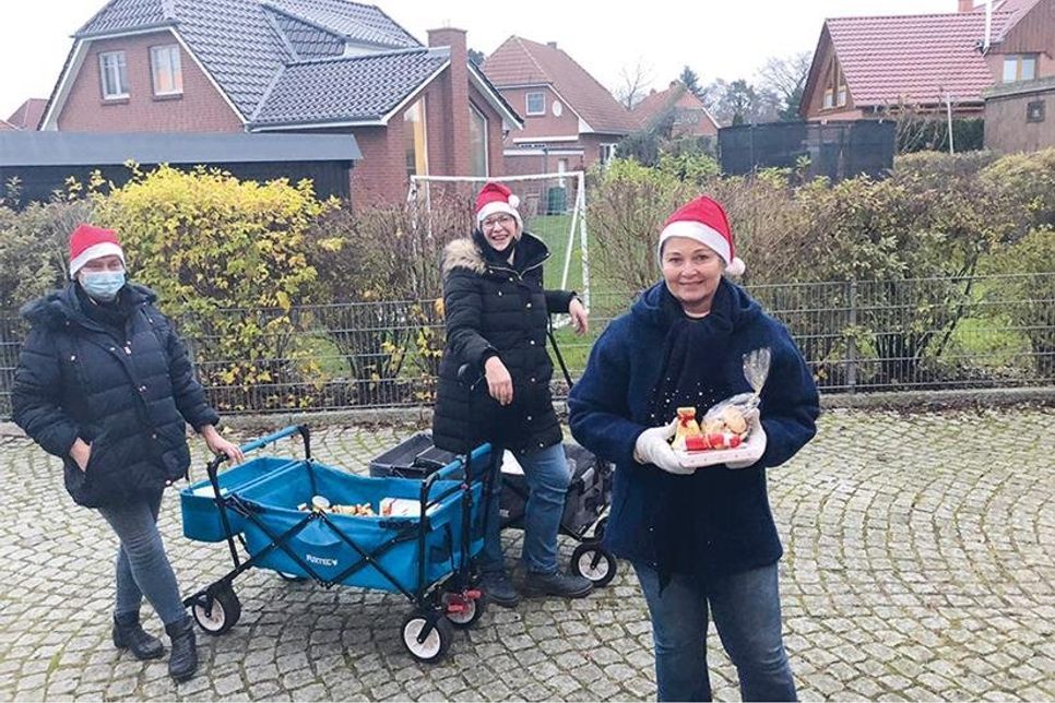 „Weihnachtsfeier mal anders“: In Groß Timmendorf zog der Dorfvorstand am vergangenen Samstag von Tür zu Tür.