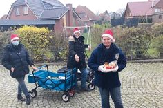 „Weihnachtsfeier mal anders“: In Groß Timmendorf zog der Dorfvorstand am vergangenen Samstag von Tür zu Tür.
