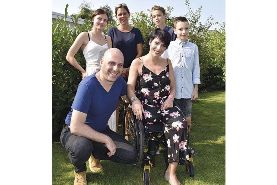 Gastgeberin Claudia Völker und ihr Sohn Tim (hinten) mit Paula Aydin (im Rollstuhl), Sohn Jonas (rechts), Tochter Leoni und Ehemann Onur in Niendorf/Ostsee.