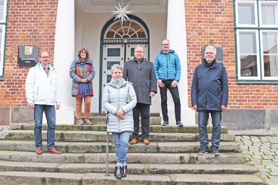 Freuen sich auf die Zukunft des Stadtmarketings Plön am See e.V.: Oliver Langner (Beisitzer), Dr. Birgit Böhnke (ehemalige Vorsitzende), Wiebke Kiß (1. Vorsitzende), Bürgermeister Lars Winter (stellvertretender Vorsitzender), Frank Neufeind (Schriftführer) und Frank Hannemann (Schatzmeister)