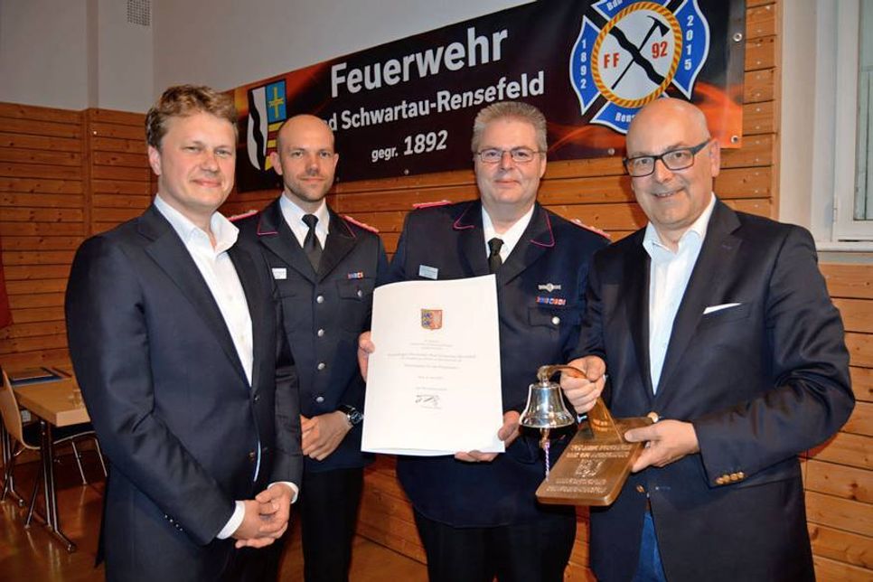 Im Beisein von Bad Schwartaus Bürgermeister Uwe Brinkmann (l.) übergab Ministerpräsident Torsten Albig (r.)  als letzte Amtshandlung die Jubiläums-Urkunde und eine silberne Alarmglocke des Landes Schleswig-Holstein an Olaf Dreyer (2.v.r.) und Benny Wendt. (Foto: Setje-Eilers)