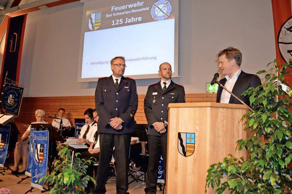 Im Anschluss an den Festakt wurden Lars Wellmann (l.) und Benny Wendt von Rathauschef Uwe Brinkmann als neue Wehrführung der Gemeindewehren Bad Schwartau vereidigt. (Foto: Setje-Eilers)