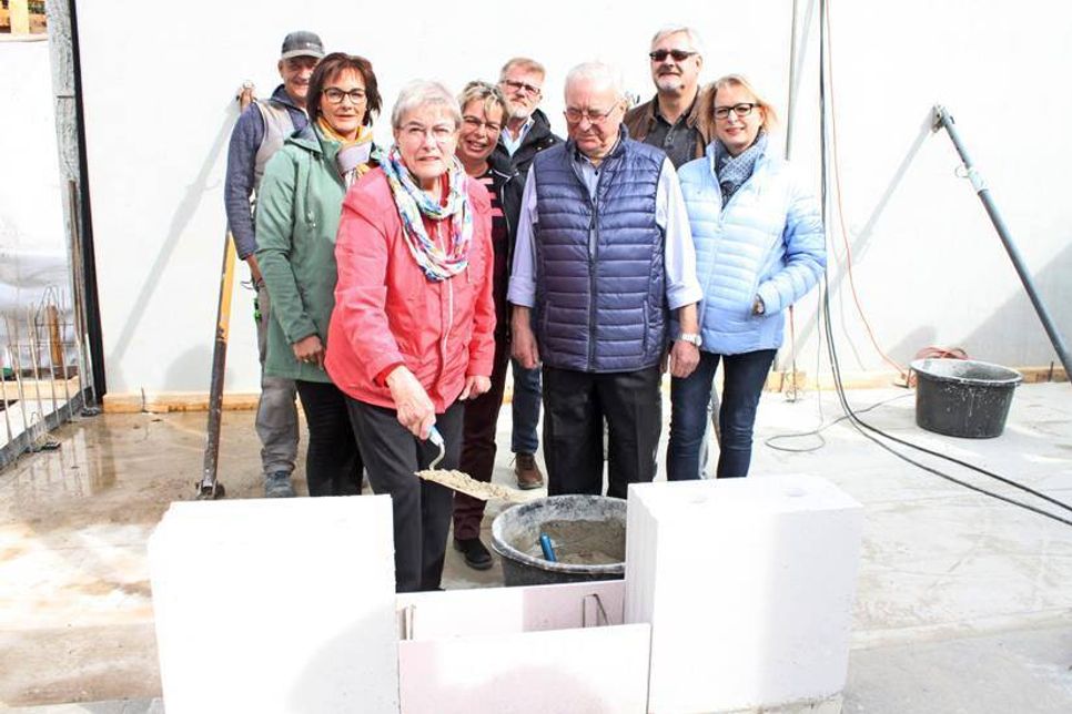 Bauherrin Gerda Hammerich beim Einbetonieren der Zeitkapsel. Zwei Gewerbeeinheiten und zwei Wohnungen werden gebaut.