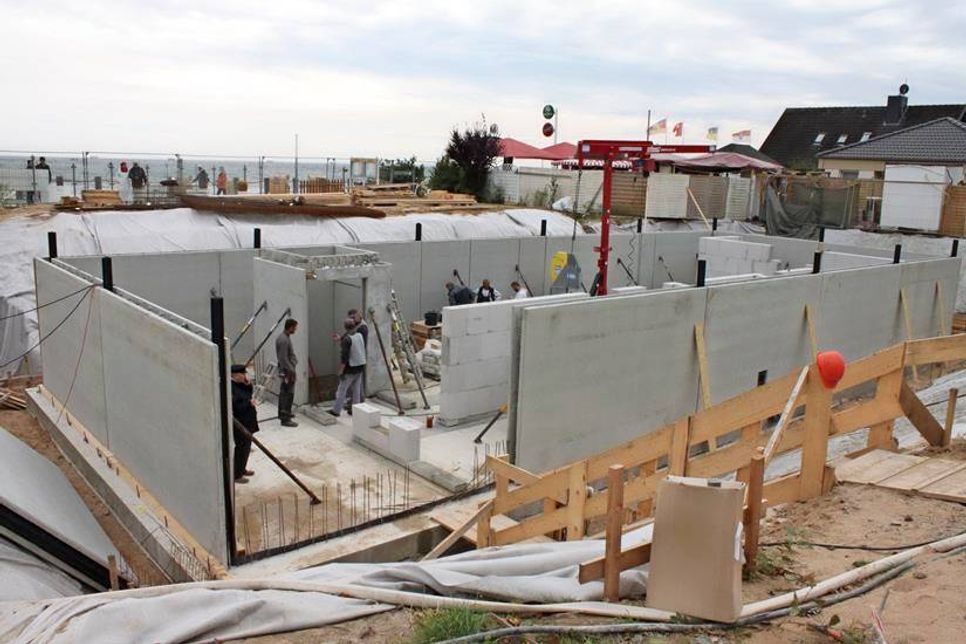 Die Fortschritte auf der Baustelle sind erkennbar: Der Keller ist bereits fertig.