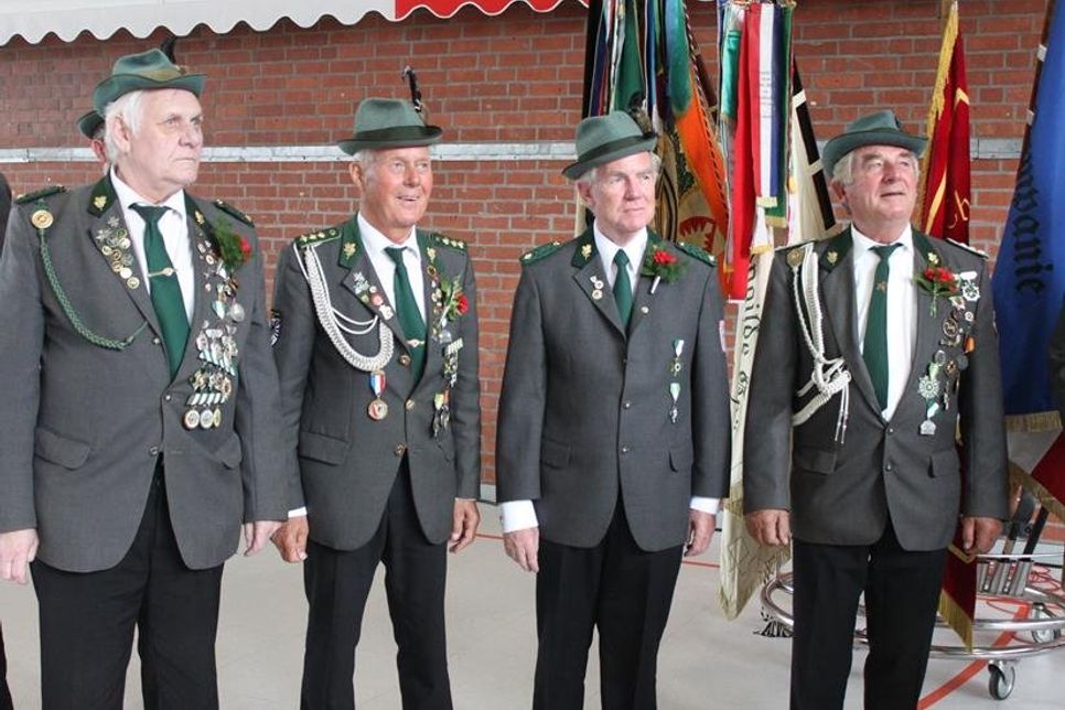 Die Geehrten für 50 Jahre erhielten die goldene Gildeuhr und die Ehrennadel in Gold.