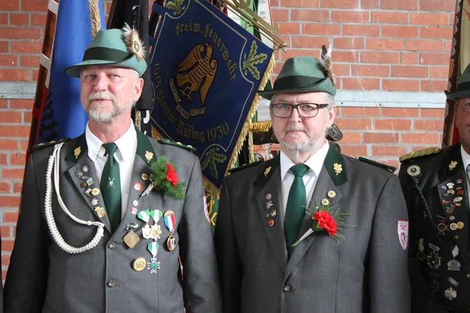 Silberne Ehrennadeln gingen an Uwe Kapp (lks.) und Jörg-Peter Scholz.