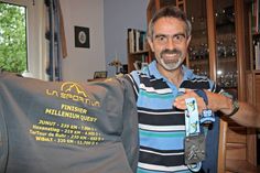 Stolz zeigt Hanno Höper Medaillen und Preise von den vier Wettkämpfen.