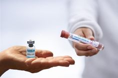 Aufgrund begrenzter Impfstoffverfügbarkeit kann die Impfung zunächst nur bestimmten Personengruppen angeboten werden.