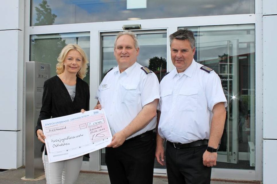ZVO-Verbandsvorsteherin Gesine Strohmeyer, Kreisjugendfeuerwehrwart Hartmut Junge und Kreiswehrführer Thorsten Plath (v. lks.).