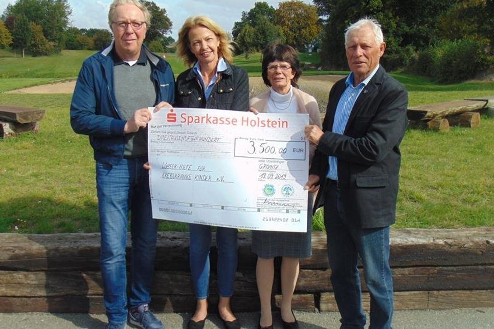 Ralph Moser (lks.), Joachim Weber (re.) und Catinka Bruhn freuten sich, einen Scheck in Höhe von 3.500 Euro an die Vorsitzende des Vereins Lübeck-Hilfe für krebskranke Kinder Heidi Menorca (2. v. re.) zu übergeben.