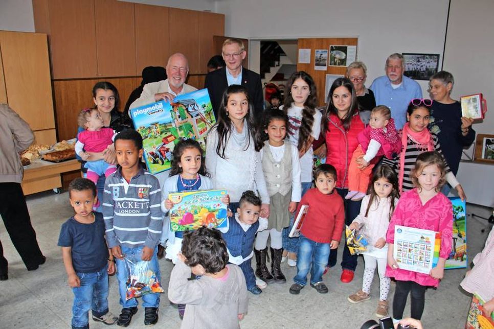 Spielen eine große Rolle: Die Kinder vom „Café International“ mit Organisatoren und Initiatoren bei der Übergabe der Pakete.