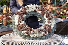 Eine große Auswahl kunstvoll gestalteter Kränze, Gestecke und Grabschalen bieten die Friedhofsgärtner ihren Kunden für die winterliche Grabgestaltung an. (Bildnachweis: BdF, Berlin)