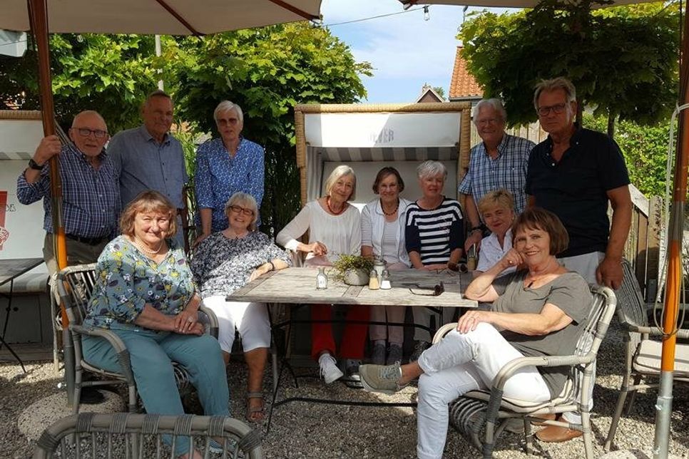 Neustadt. Es waren einmal 27 Schülerinnen und Schüler in der Klasse 10b der Realschule Neustadt. Im Jahre 1964 wurden sie entlassen. Das erste Klassentreffen fand 1983 statt, dann 2009, 2014, 2019 und 2022. Die Idee wurde geboren, das europäischen folkore festival für die nächsten Treffen zu wählen. Am vergangenen Samstag trafen sich zwölf Schulkameraden dieser Klasse zu einer Führung an der Hafenwestseite, die Dr. Frank Wilschewski mit seinem Wissen ausfüllte. Danach ging es, nach einer sonnenreichen informativen Stunde ins Restaurant Krabbes, um den Durst zu löschen und Matjes mit Bratkartoffeln zu essen. Das Miteinander löste sich am Abend auf und die Weitgereisten und Einheimischen freuten sich auf Sonntag, um den Festumzug anzuschauen. (red)