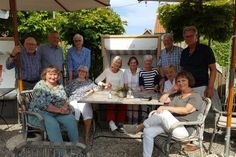 Neustadt. Es waren einmal 27 Schülerinnen und Schüler in der Klasse 10b der Realschule Neustadt. Im Jahre 1964 wurden sie entlassen. Das erste Klassentreffen fand 1983 statt, dann 2009, 2014, 2019 und 2022. Die Idee wurde geboren, das europäischen folkore festival für die nächsten Treffen zu wählen. Am vergangenen Samstag trafen sich zwölf Schulkameraden dieser Klasse zu einer Führung an der Hafenwestseite, die Dr. Frank Wilschewski mit seinem Wissen ausfüllte. Danach ging es, nach einer sonnenreichen informativen Stunde ins Restaurant Krabbes, um den Durst zu löschen und Matjes mit Bratkartoffeln zu essen. Das Miteinander löste sich am Abend auf und die Weitgereisten und Einheimischen freuten sich auf Sonntag, um den Festumzug anzuschauen. (red)