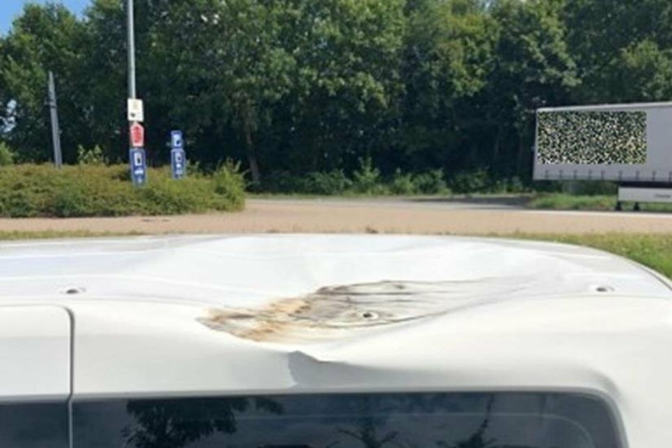 Beschädigtes Fahrzeugdach des VW Caddy. (Foto: Polizei)