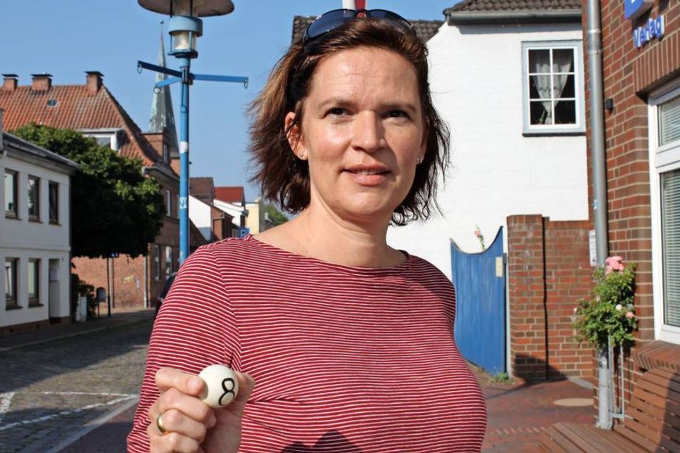 Glücksfee und Urlauberin aus Bayern Lydia Schleußinger bei der öffentlichen Ziehung.