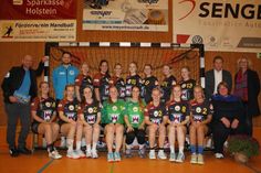 Mannschaft und Trainerteam der 1. Damen der HSG Ostsee mit den Sponsoren bei der offiziellen Übergabe der neuen Spielkleidung.